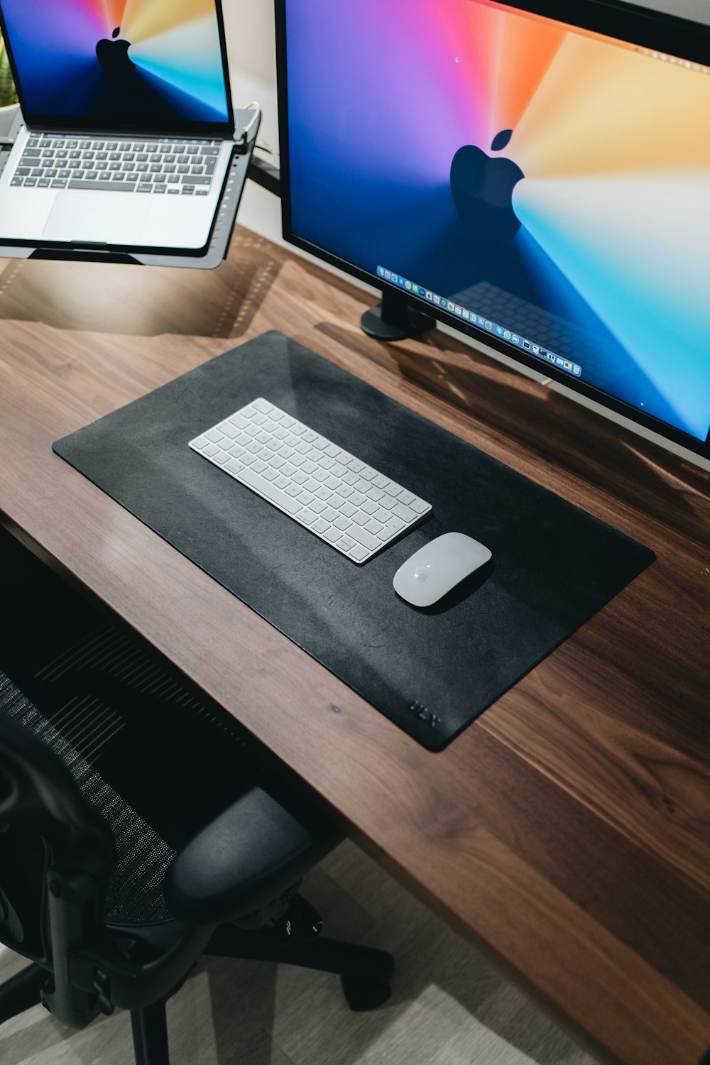 Monitor de computadora de pantalla plana negro sobre escritorio de madera marrón