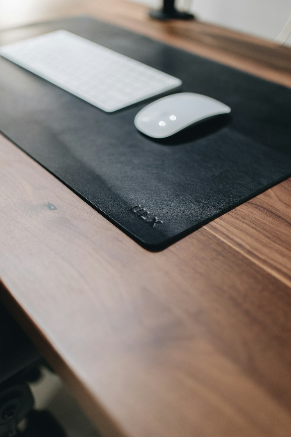 white apple magic mouse on black mouse pad