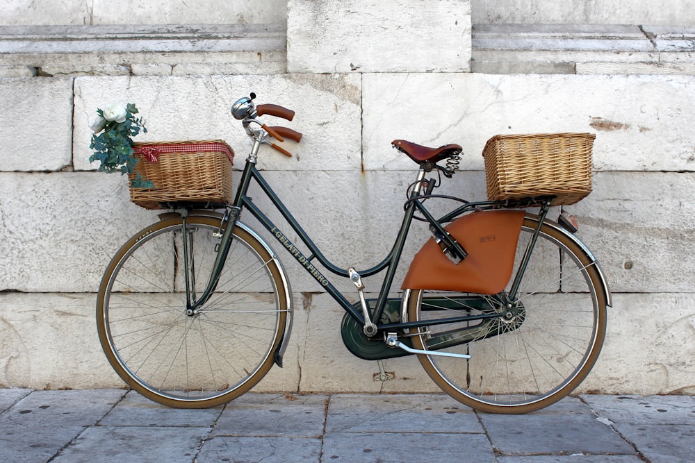 Vélo de ville rouge à côté du panier tressé marron