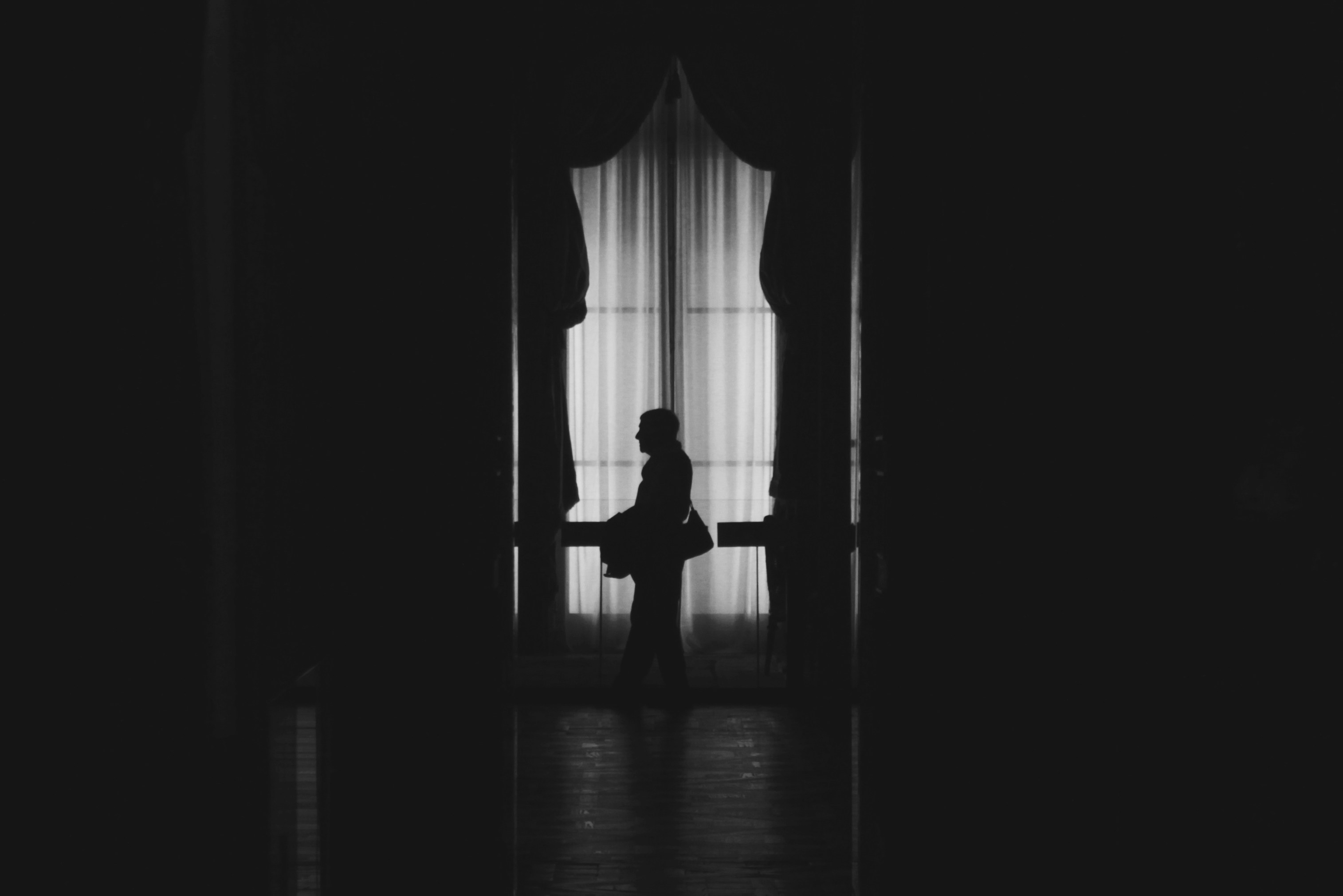 Yalnızlığın getirdiği derin ve dürüst bir içsel hesaplaşmayı simgeleyen, loş bir ışıkta kendi yansımasına bakan veya düşüncelere dalmış bir kişinin hüzünlü ve vakur portresi.