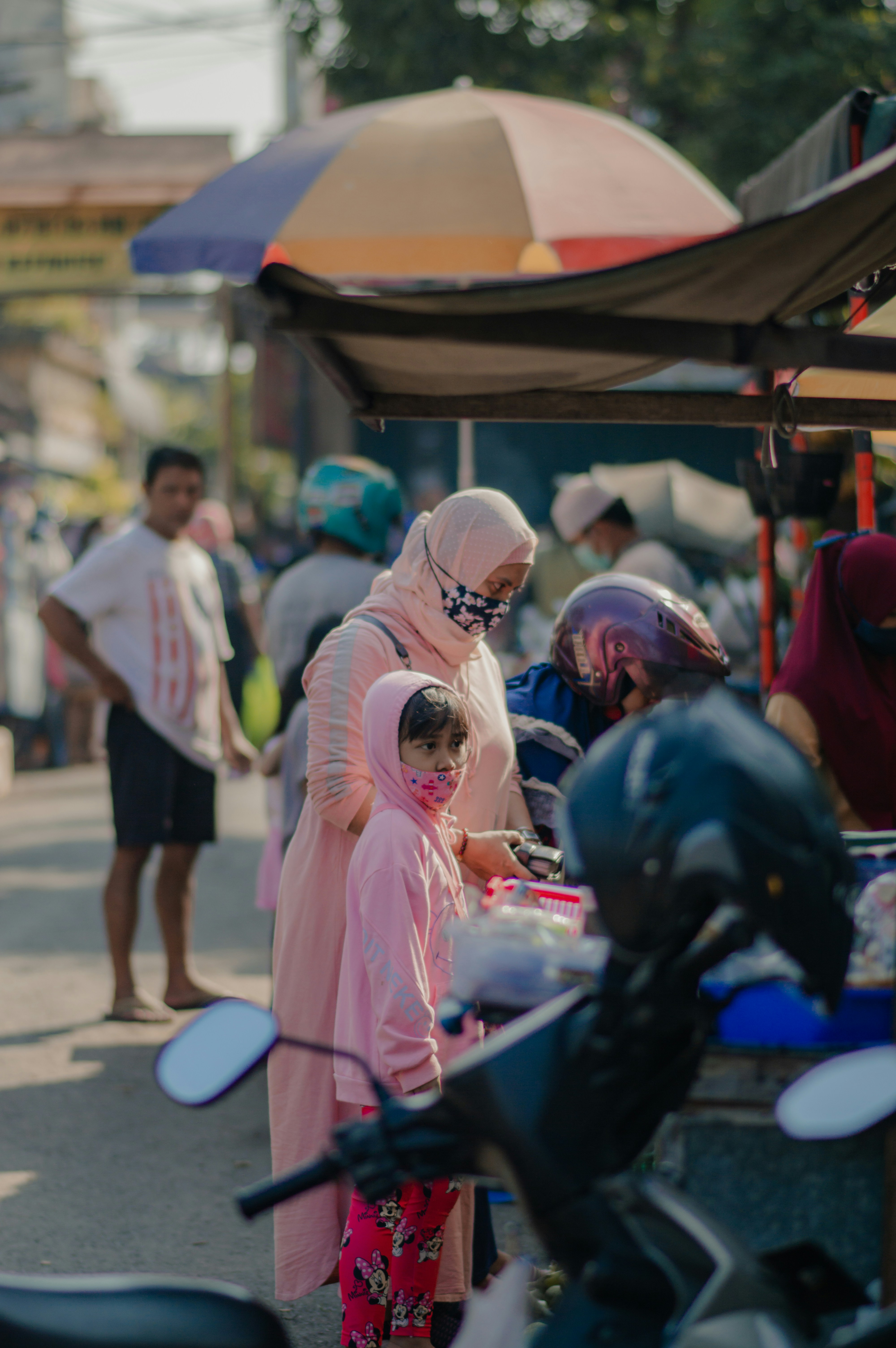 orang berjalan di jalan pada siang hari