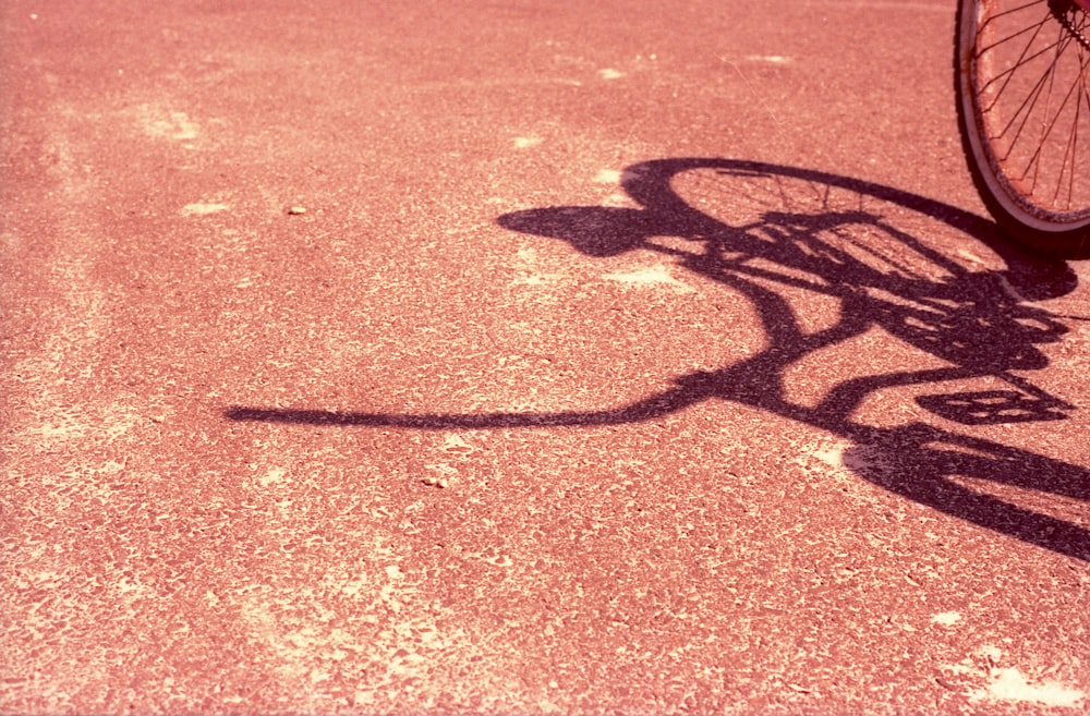 Schatten der Person auf braunem Sand während des Tages