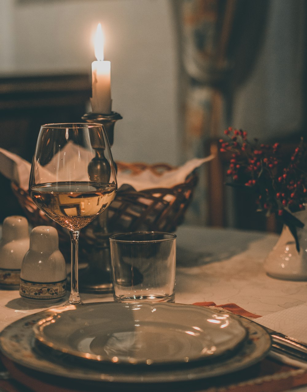 verre à vin transparent sur plaque en céramique rouge