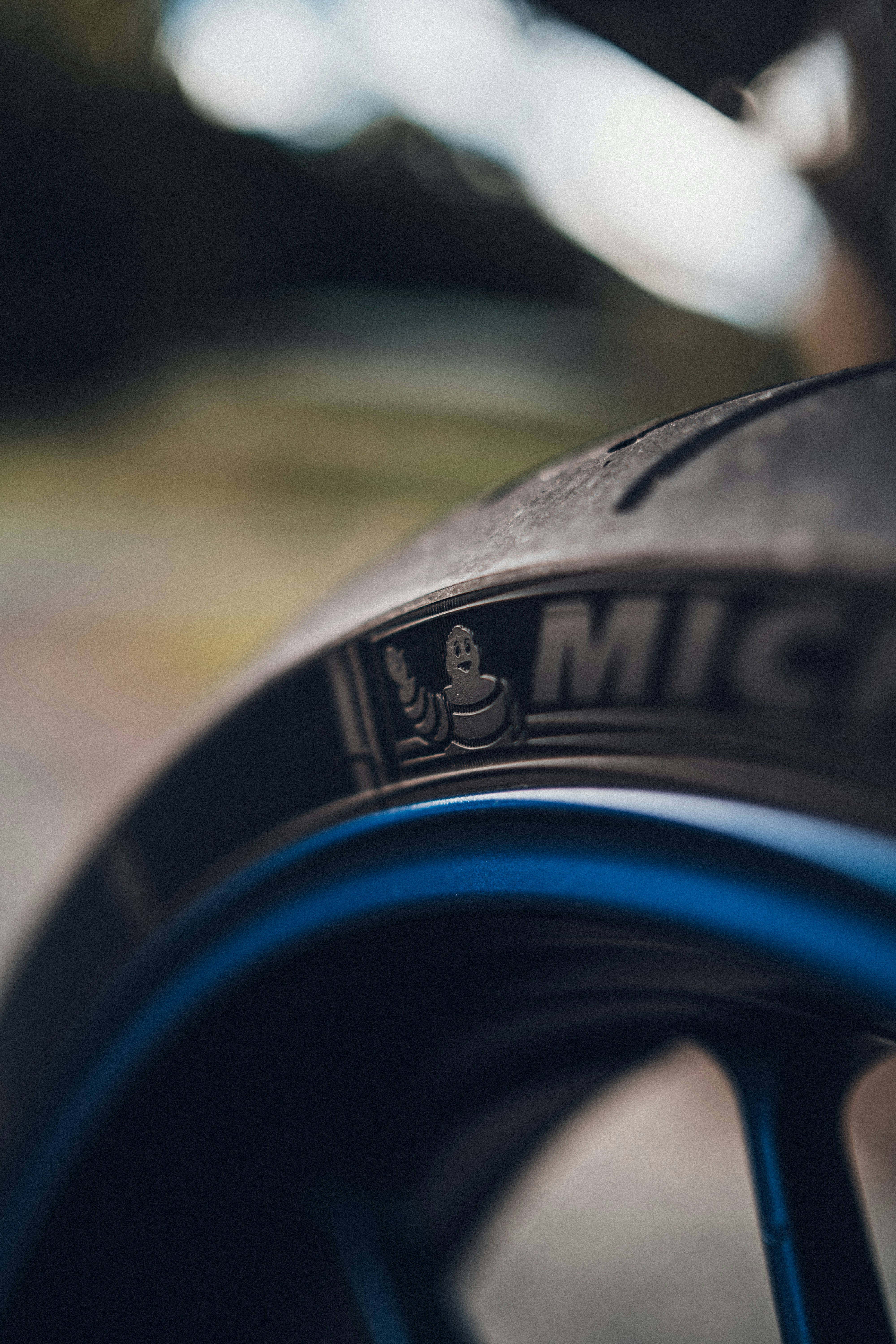 茶色の大理石のテーブルに青と銀の缶の写真 Unsplashで見つけるグレーの無料写真