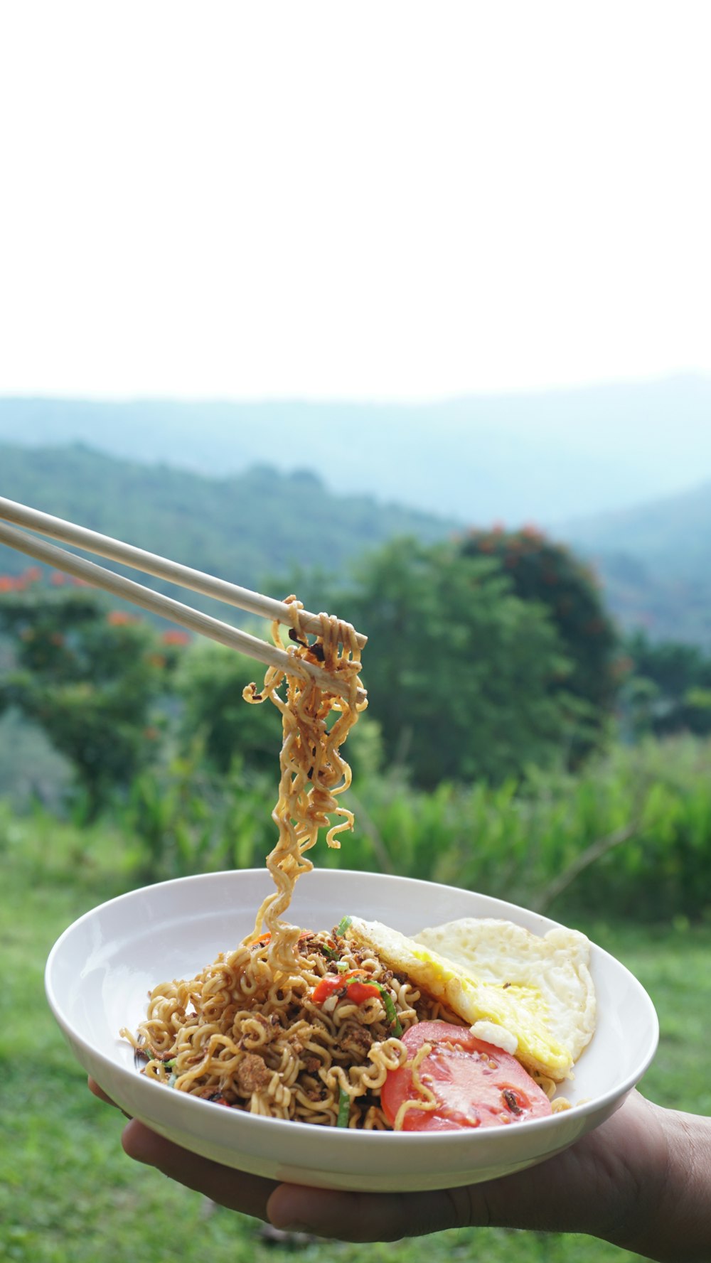 白い陶器のボウルに黄色いパスタ