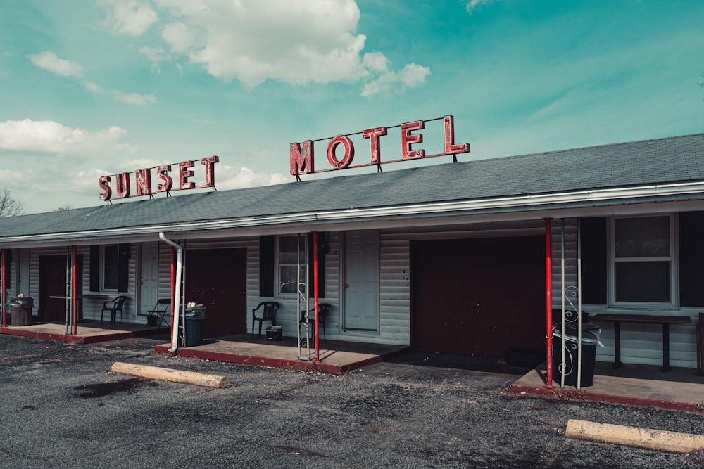 a motel with a sign that says sunset motel