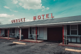 a motel with a sign that says sunset motel