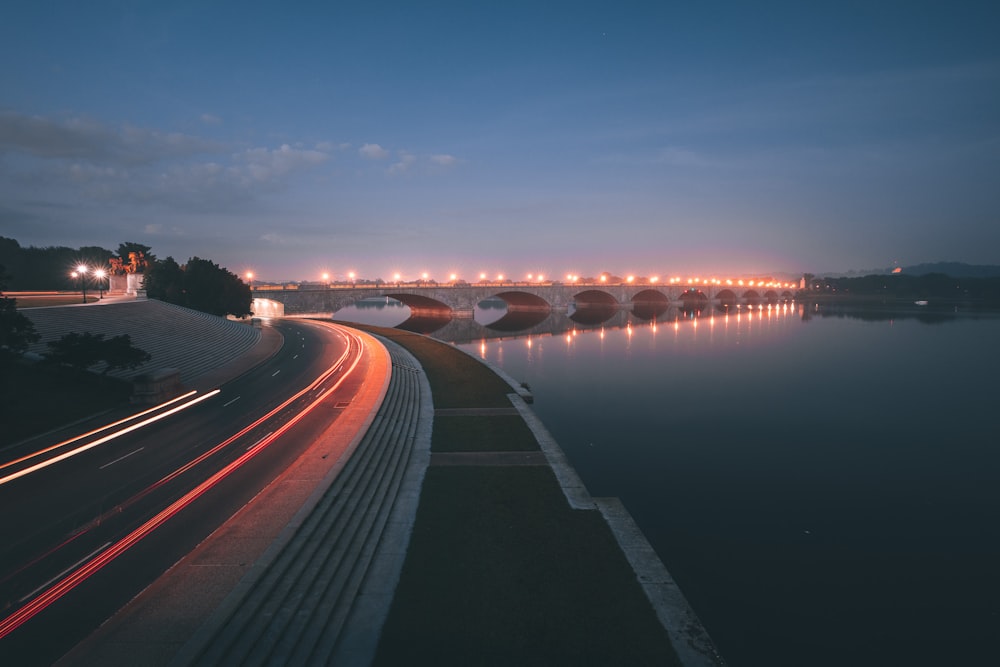Fotografía de lapso de tiempo de la carretera durante la noche