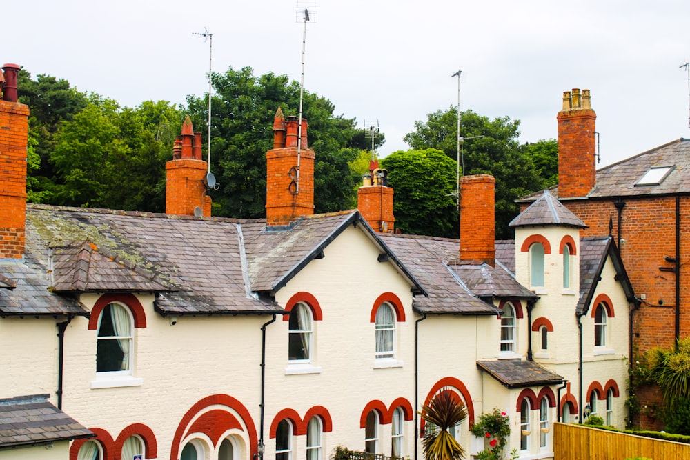 Casas de hormigón blanco y marrón