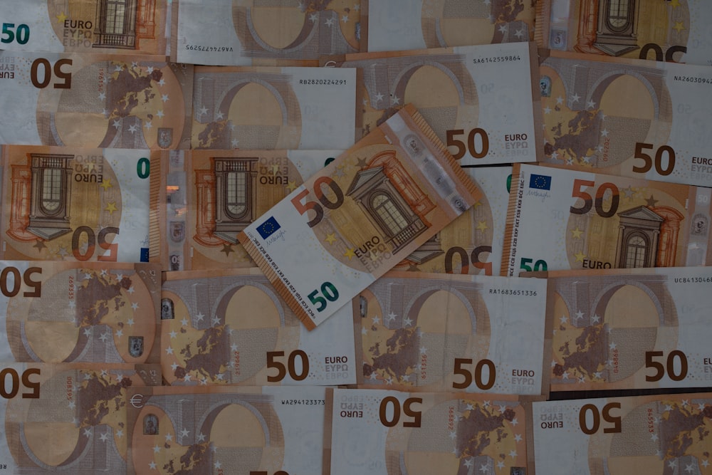 Banconota da 50 euro su tavolo in vetro trasparente