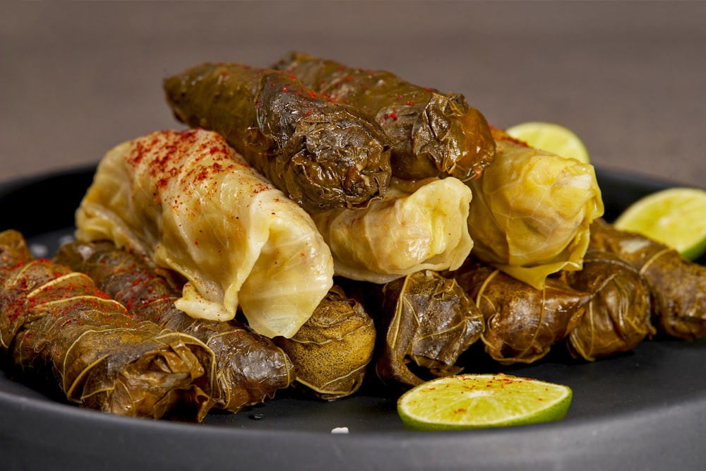 Ajo marrón y blanco en plato de cerámica negra