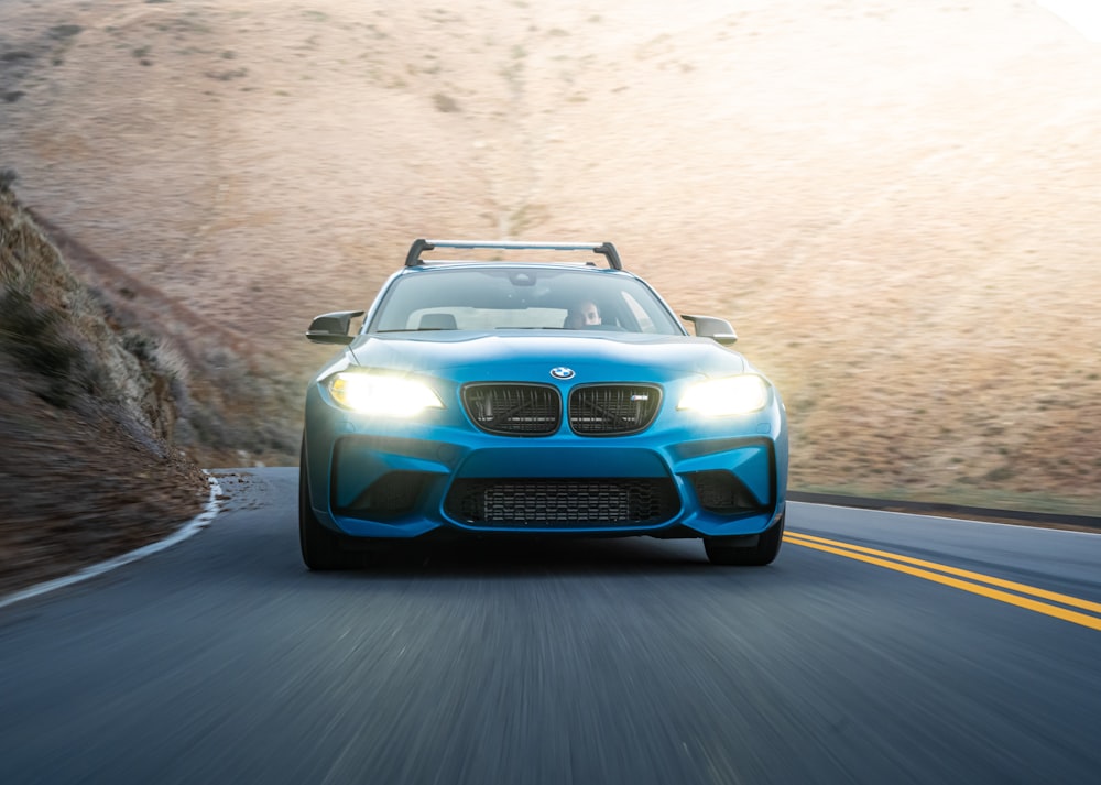 Voiture BMW bleue sur la route pendant la journée