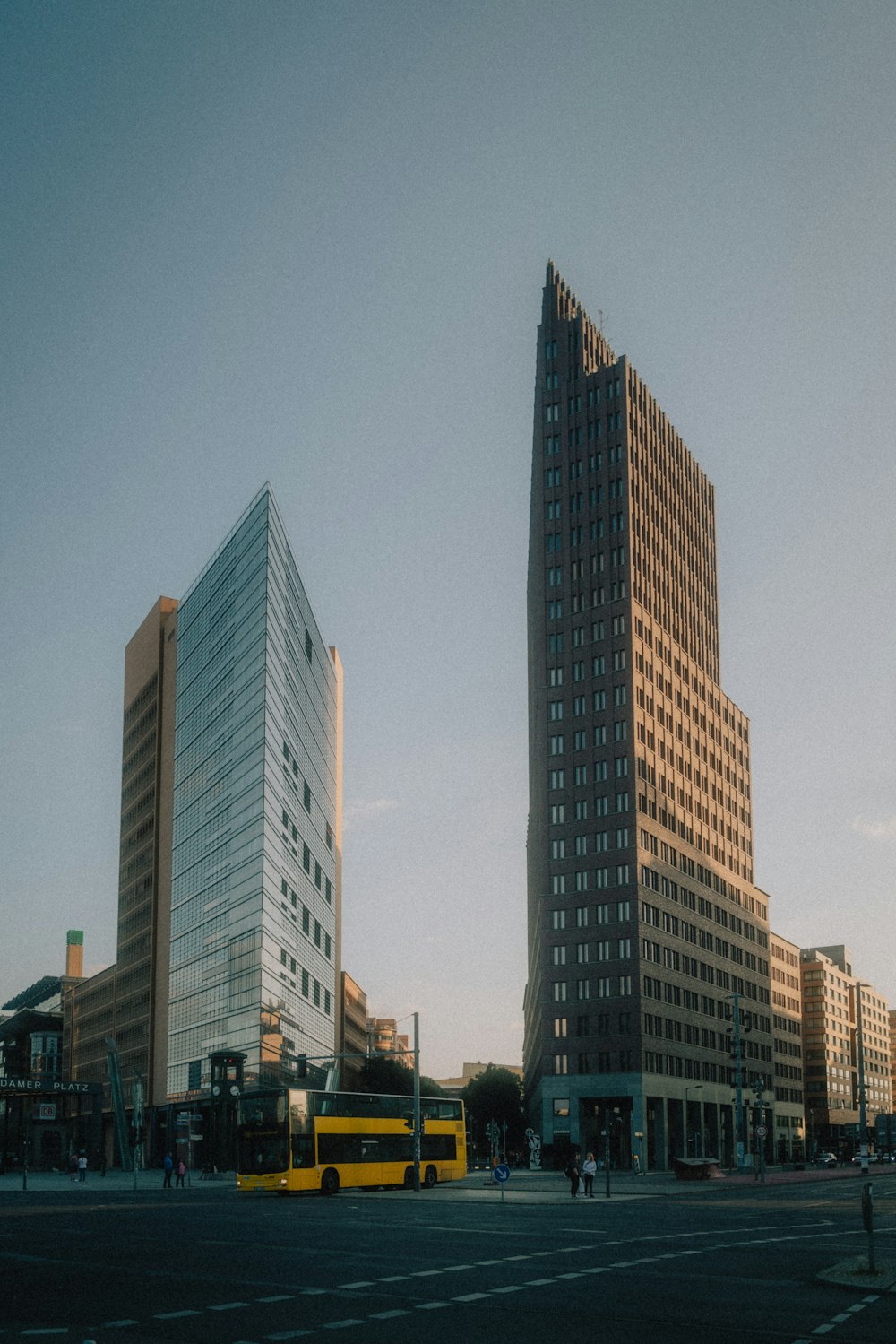 Edificio de hormigón blanco y marrón durante el día