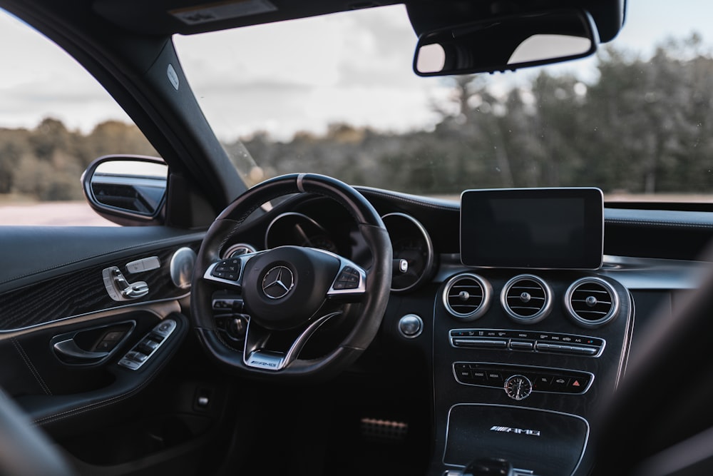 Interior del coche Mercedes Benz negro
