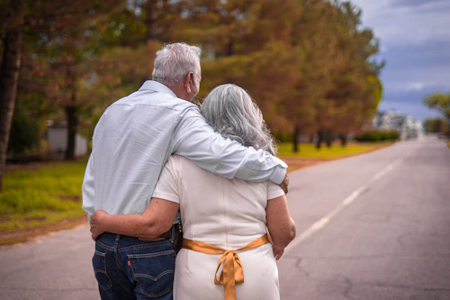 Pareja mayor caminando