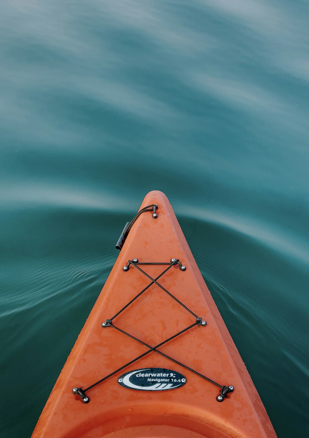 barco marrom na água verde