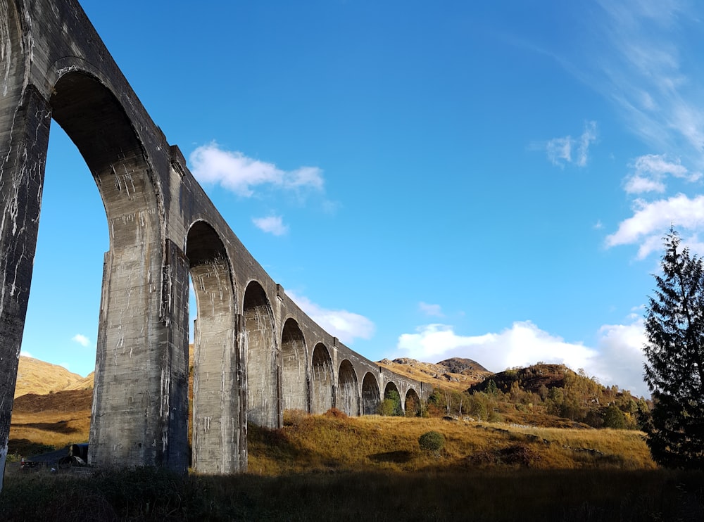 Weiße Betonbrücke unter blauem Himmel tagsüber