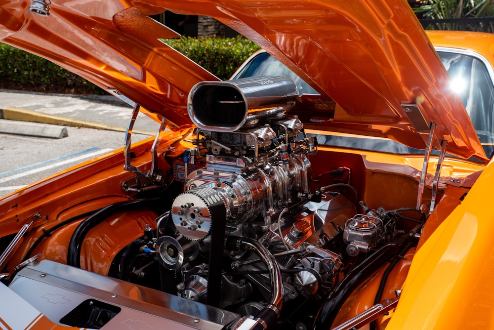 Moteur de voiture ancienne orange et argent