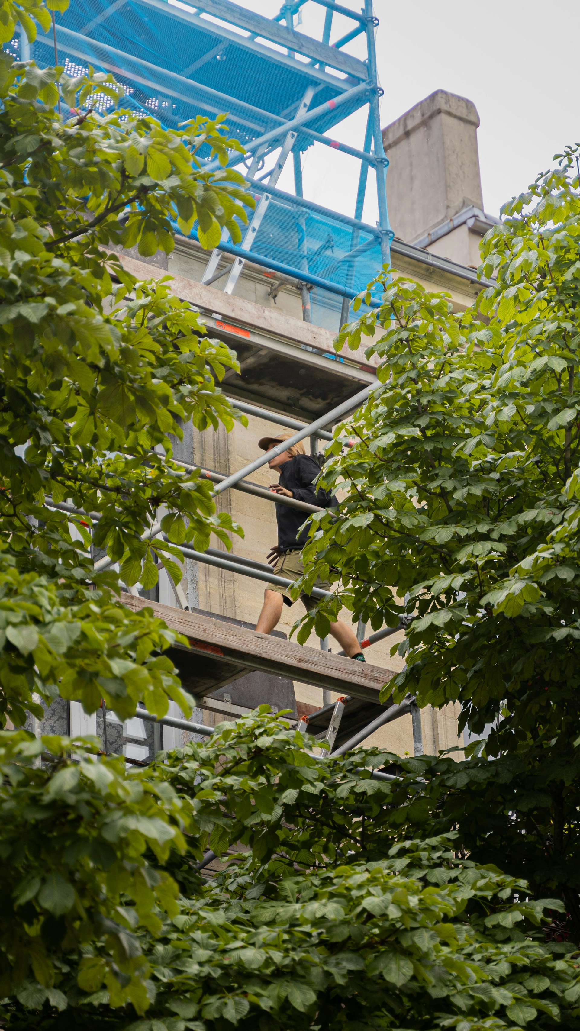 gray computer monitor