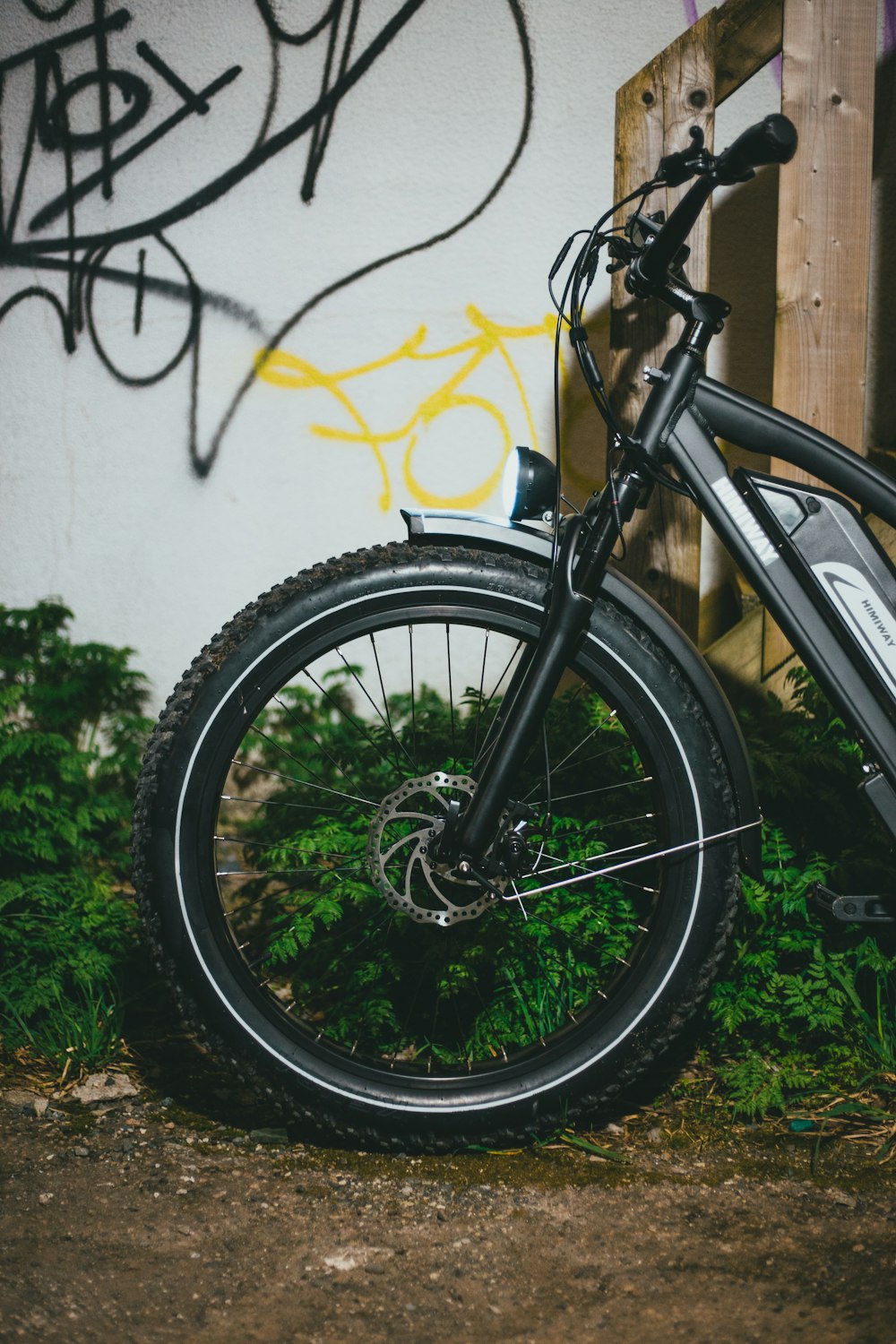 black and gray mountain bike