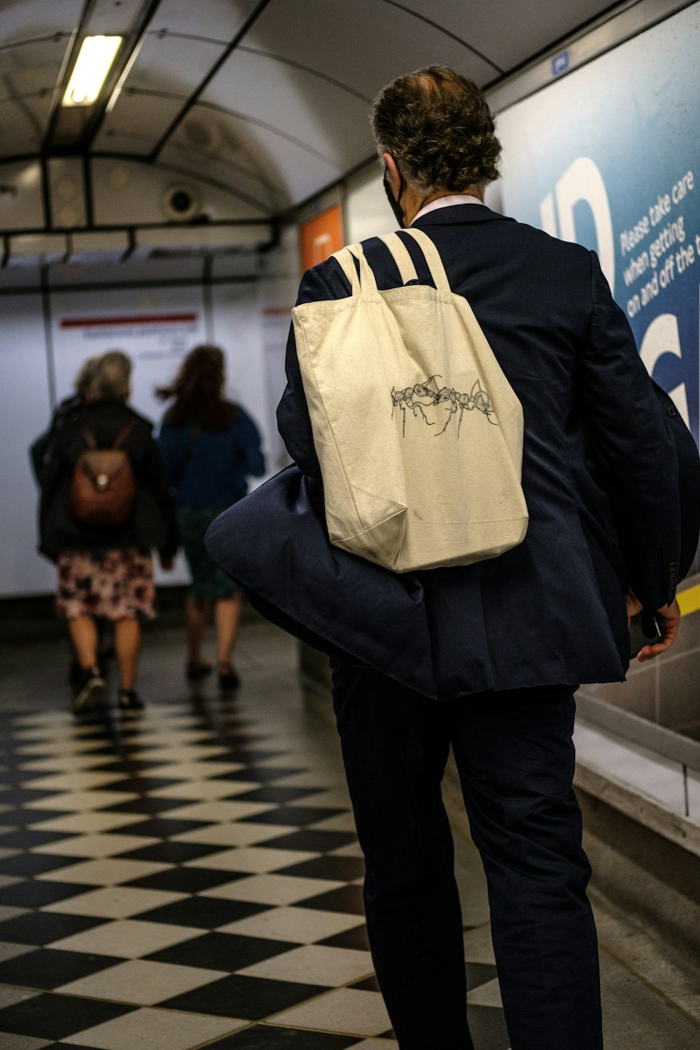 Hombre con chaqueta azul y blanca y pantalones azules