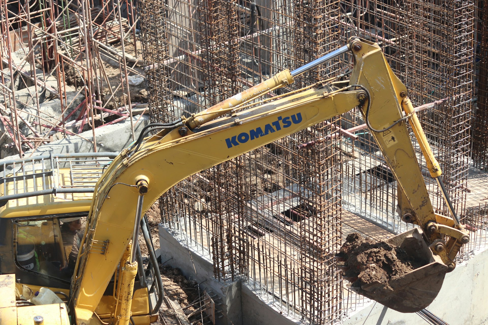 Heavy Equipment di lokasi konstruksi