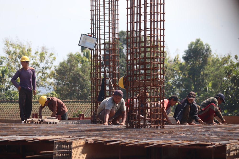 Personas de pie en el puente de madera marrón durante el día