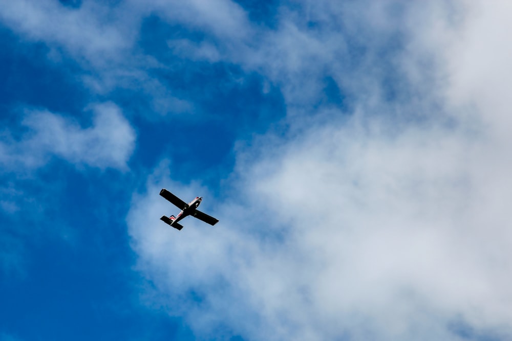 airplane flying in the sky during daytime