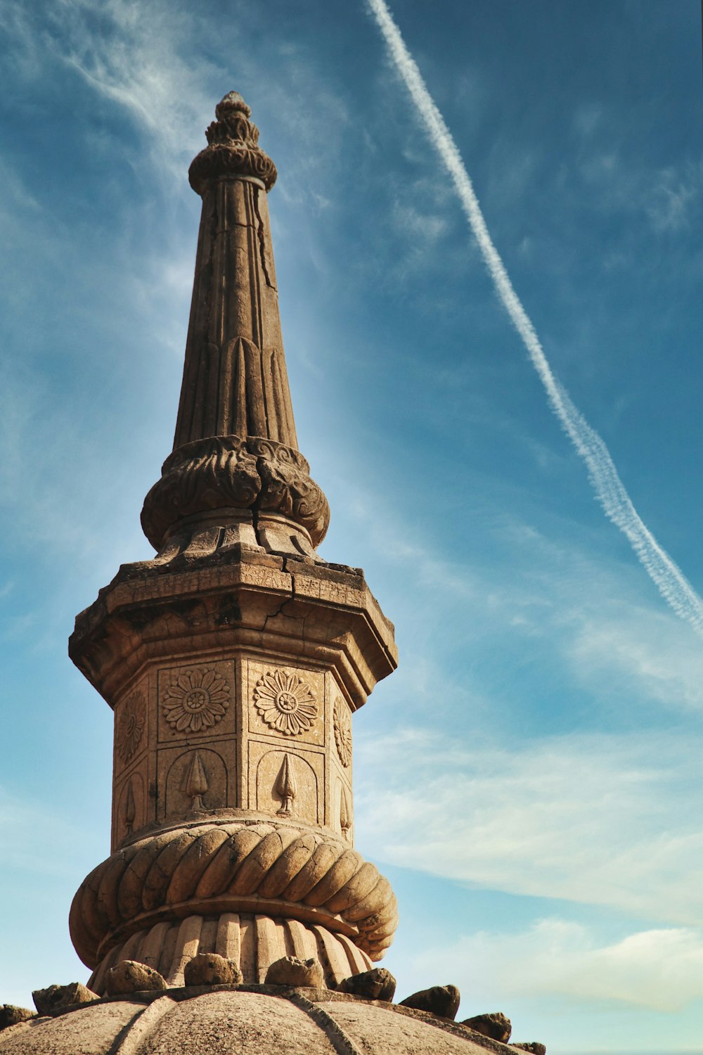 Brauner Betonturm unter blauem Himmel