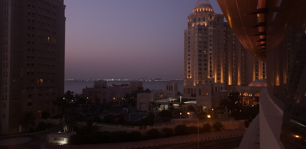 Edificio de hormigón blanco durante la noche