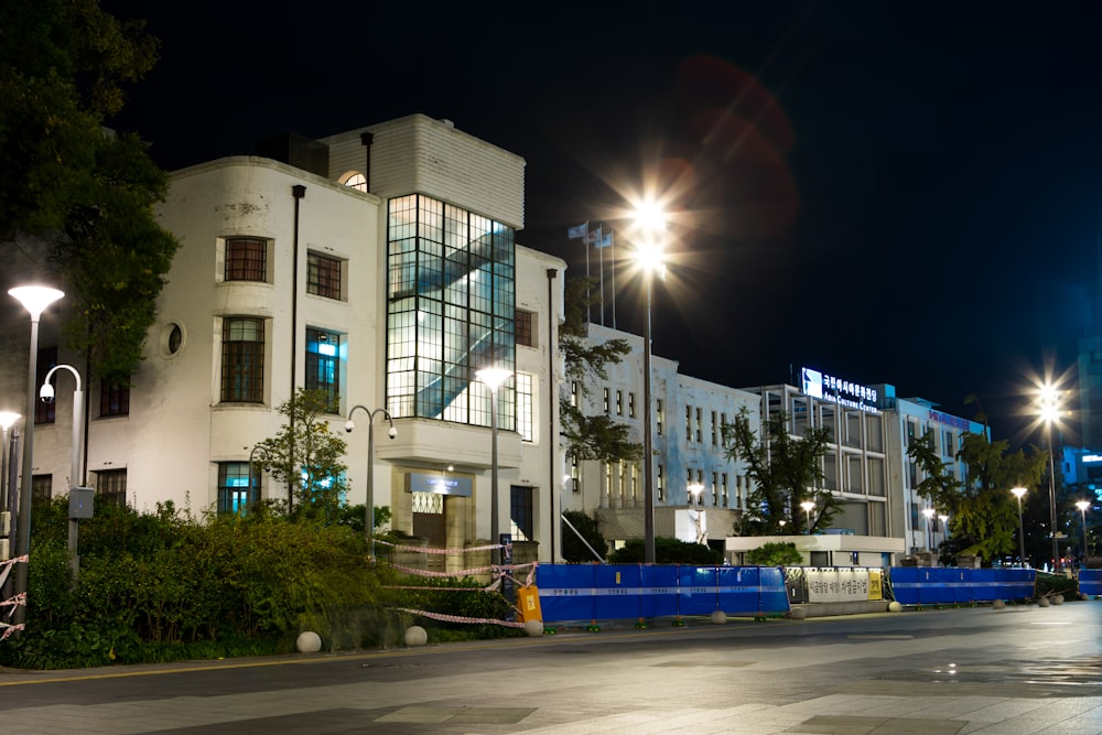 bâtiment en béton blanc pendant la nuit