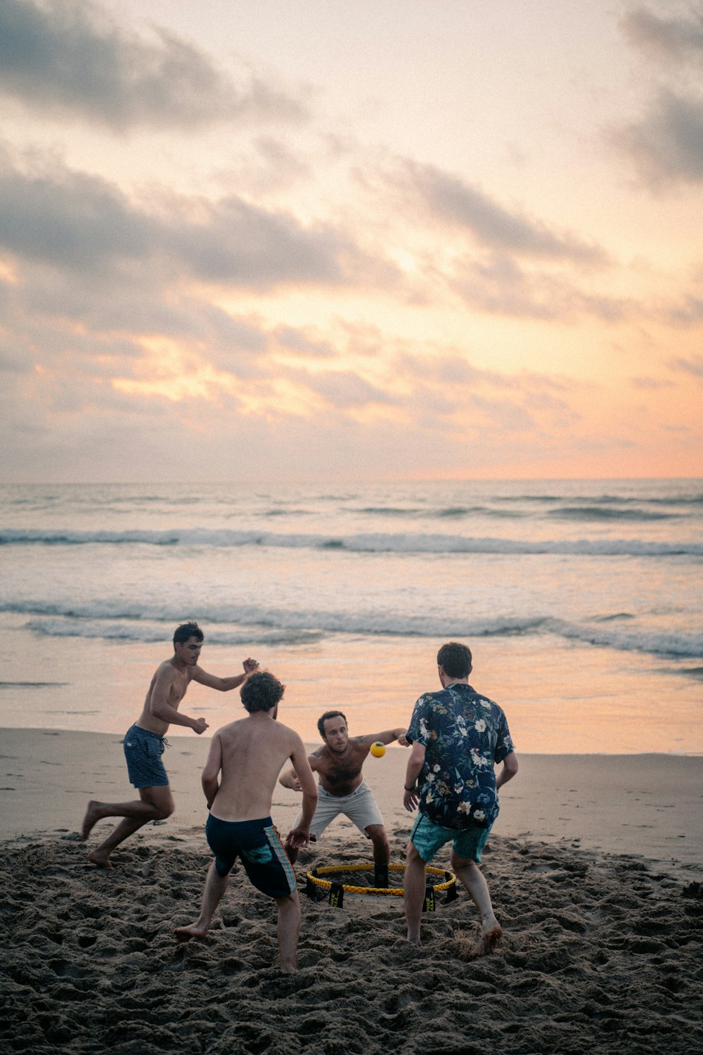 3 Jungs stehen tagsüber am Strand