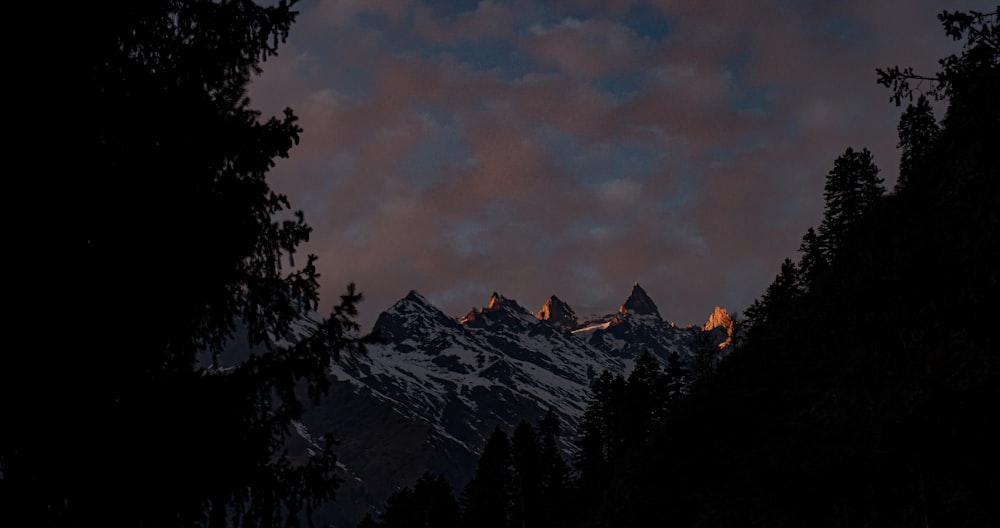 montagna innevata durante il giorno