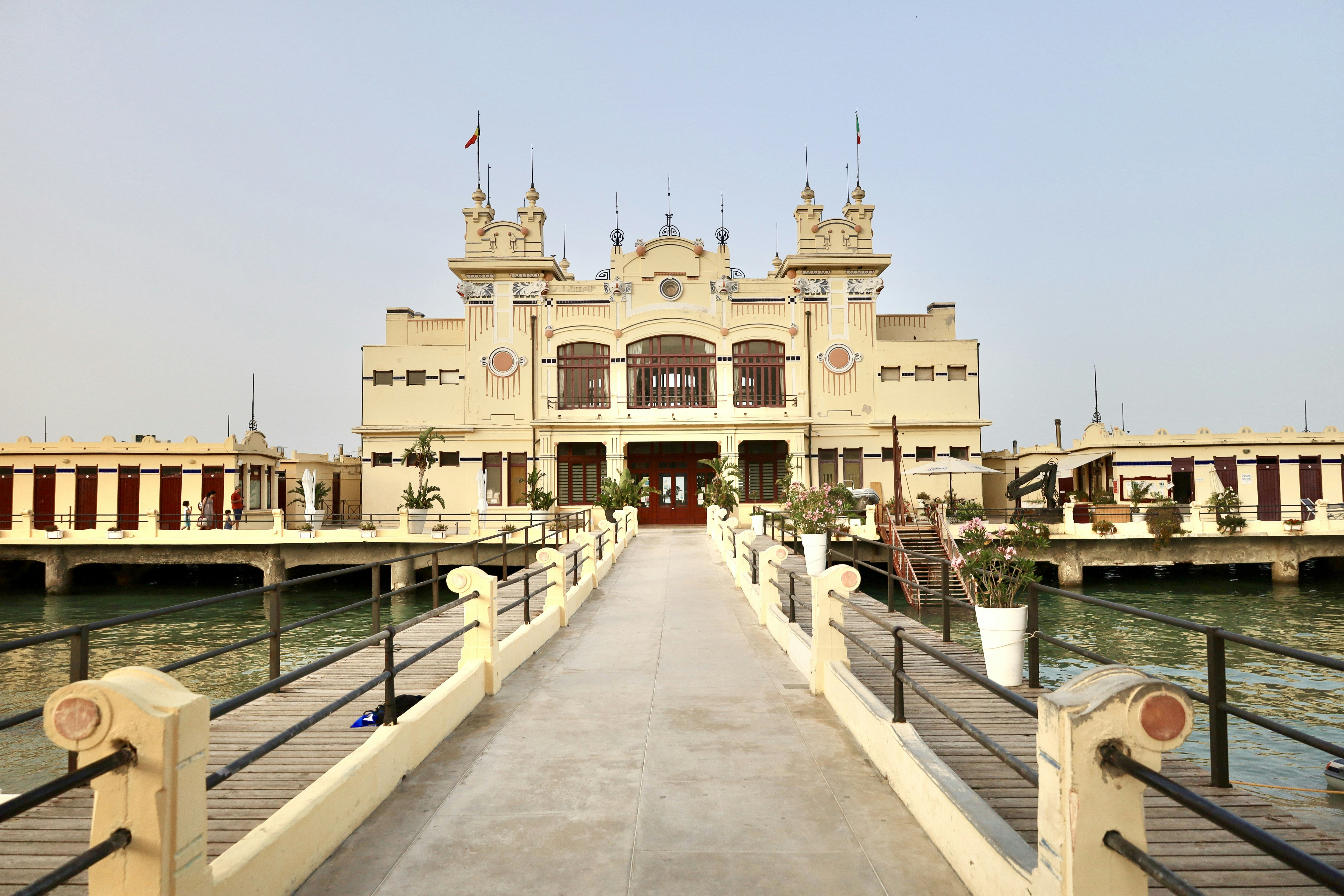 The Cost of Luxury in Abu Dhabi 2026: Comparing Emirates Palace vs. the new Saadiyat stays.