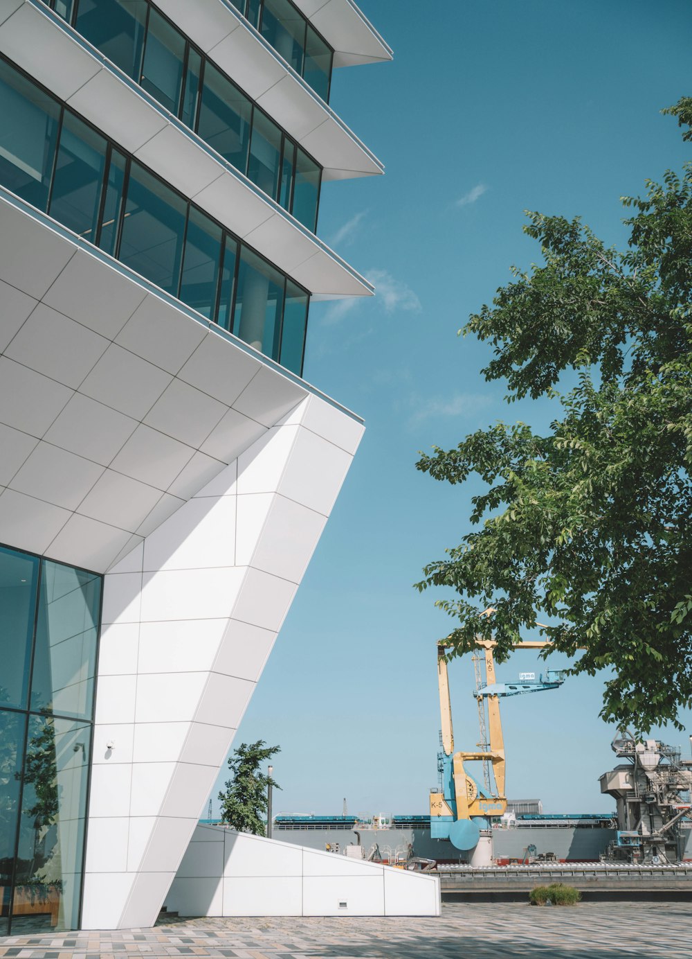 Weißes Betongebäude in der Nähe von Green Tree tagsüber