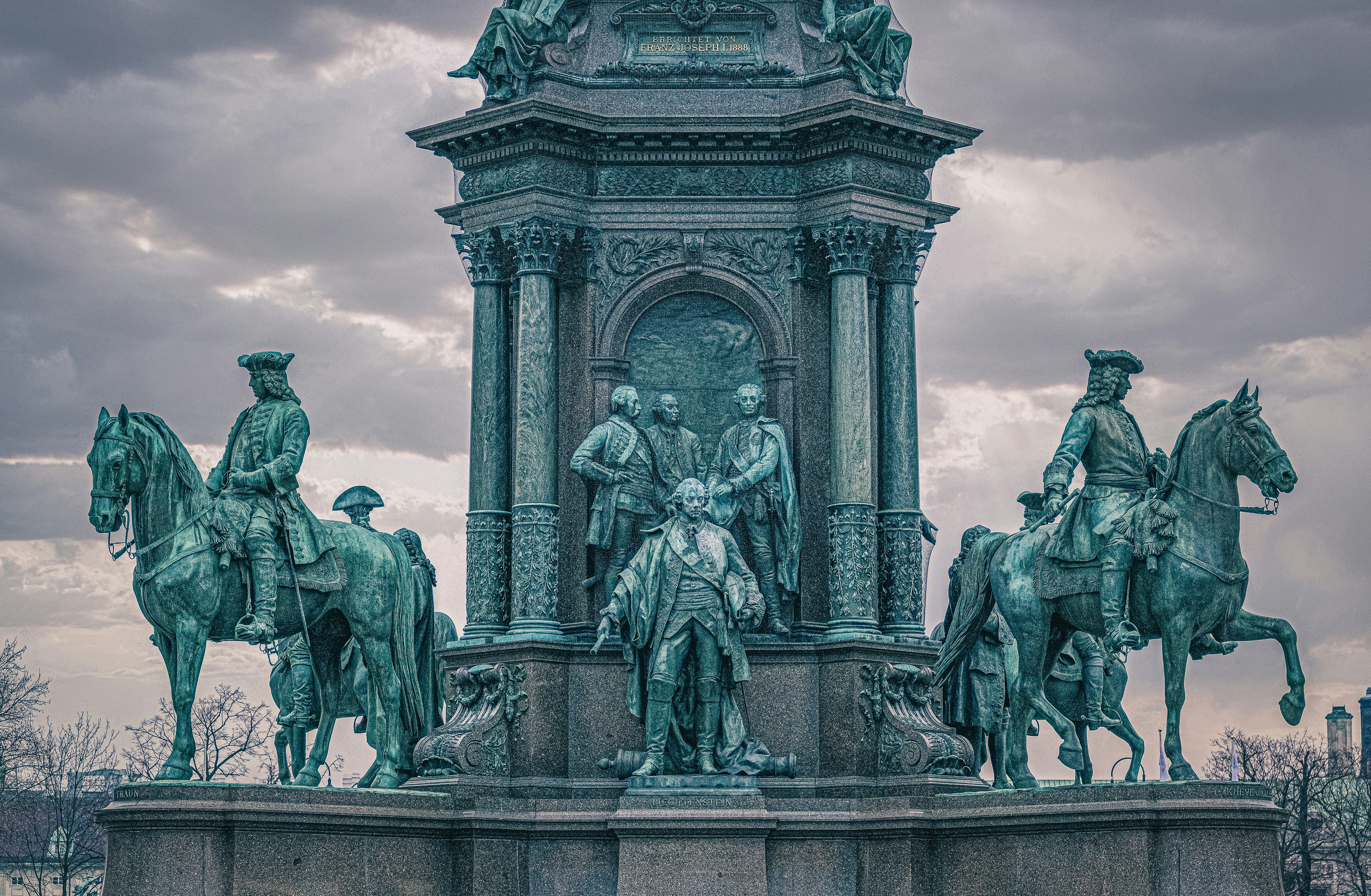 statue of man and woman