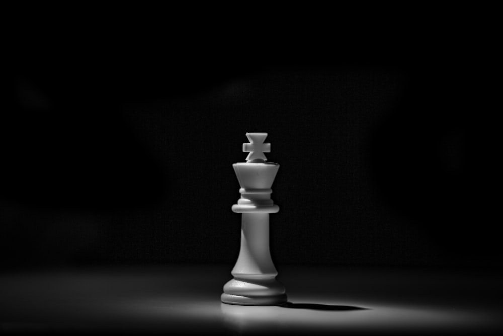 검은 테이블에 흰색 체스 조각