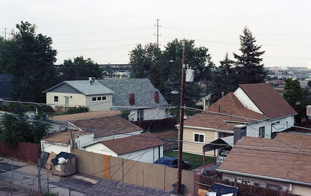 Casas de hormigón marrón y blanco durante el día