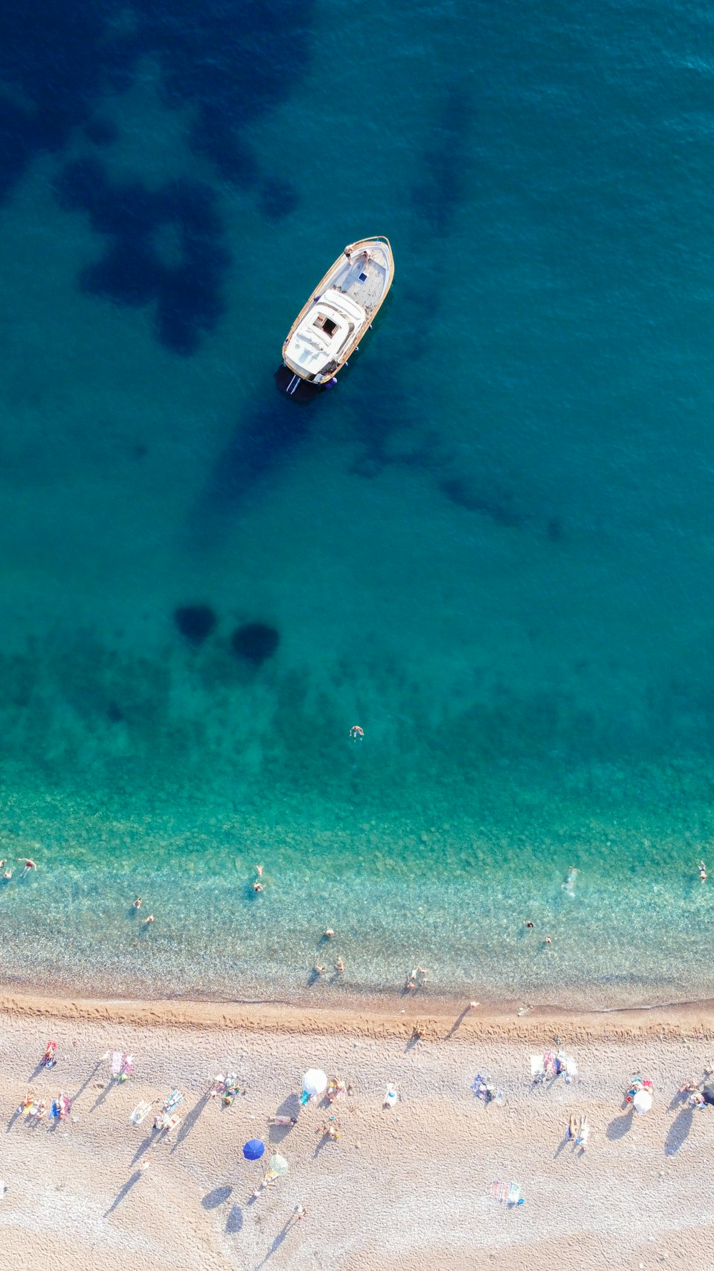 Barca bianca e nera sull'acqua blu del mare durante il giorno