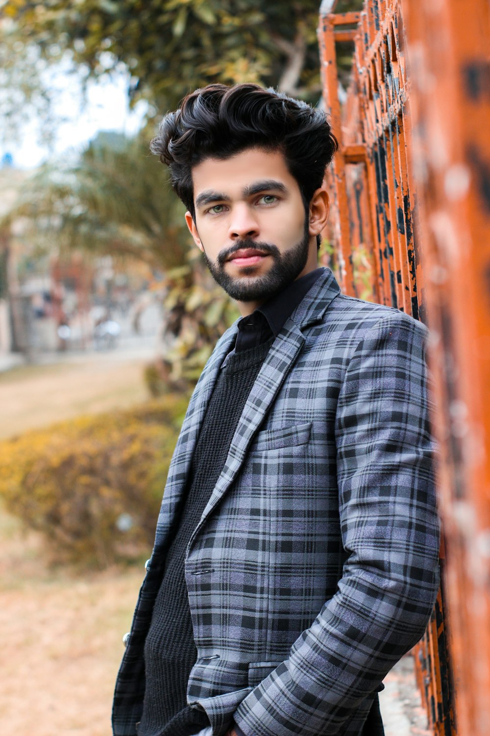 Pendiente vulgar Punto de referencia Foto Hombre con camisa de vestir a cuadros en blanco y negro parado cerca  de un poste de metal naranja durante el día – Imagen Pakistán gratis en  Unsplash