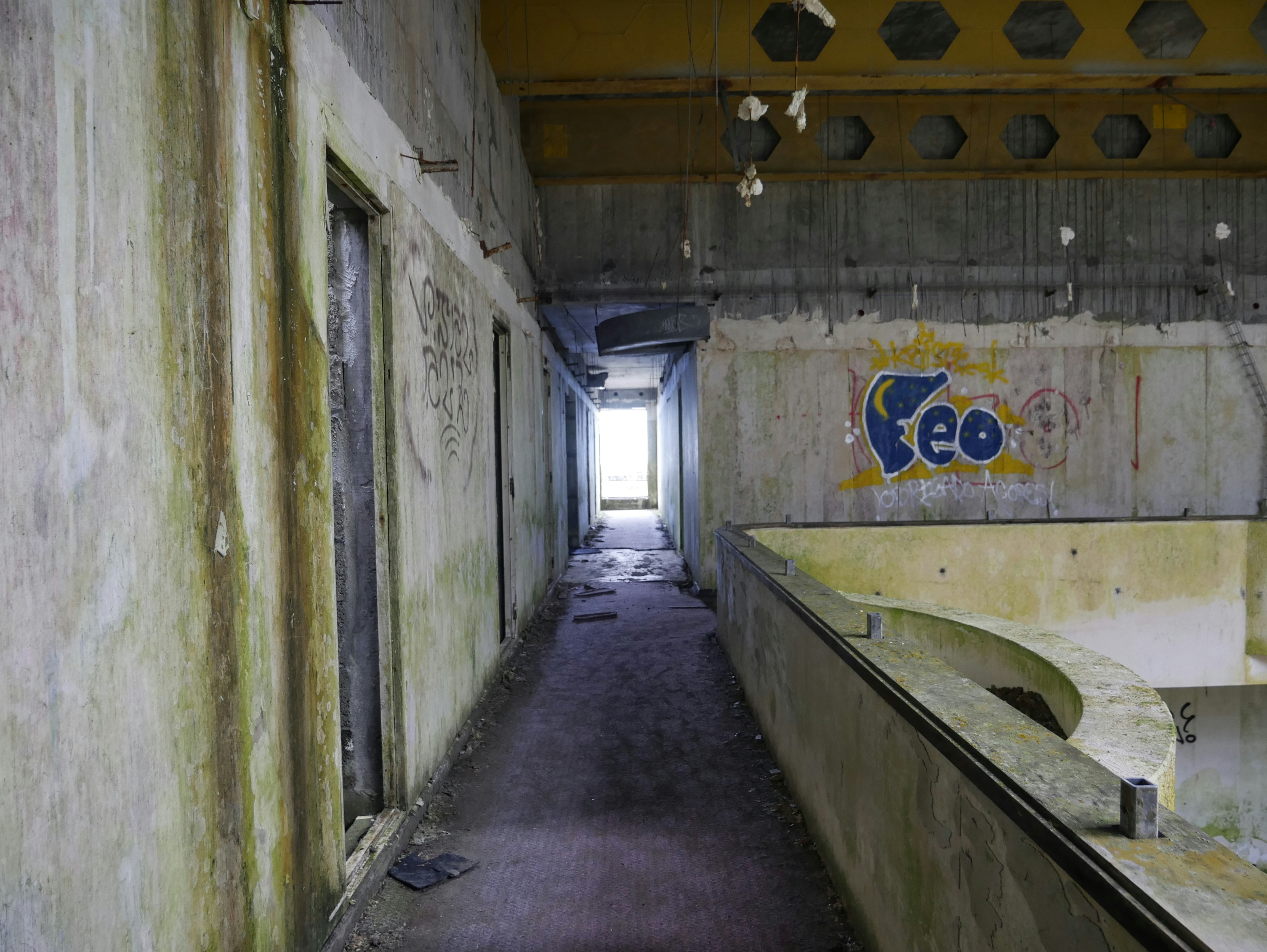 corredor de concreto marrom e branco