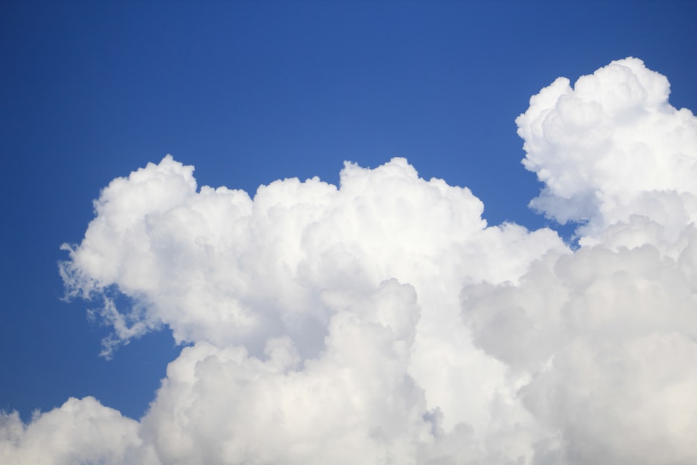 Weiße Wolken und blauer Himmel tagsüber