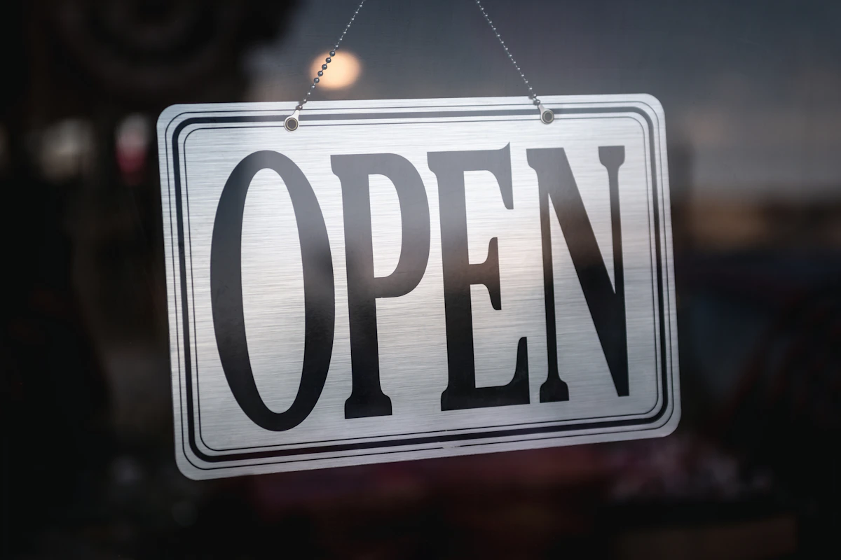 ガラス戸に下がる OPEN の札