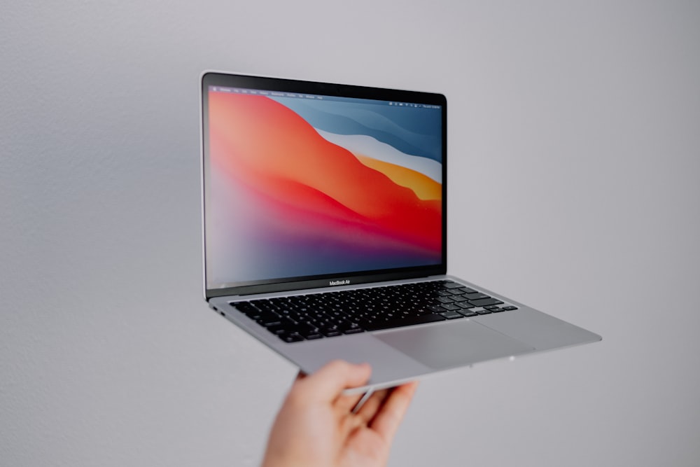 白いテーブルの上のMacBook Pro