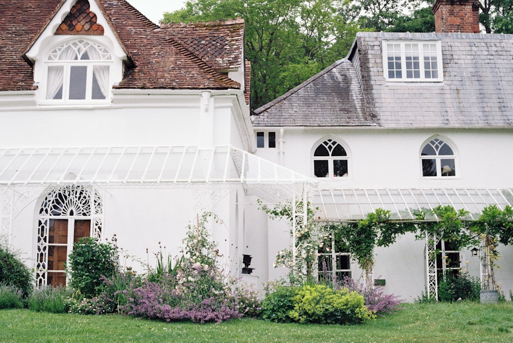 Maison en béton blanc avec pelouse verte