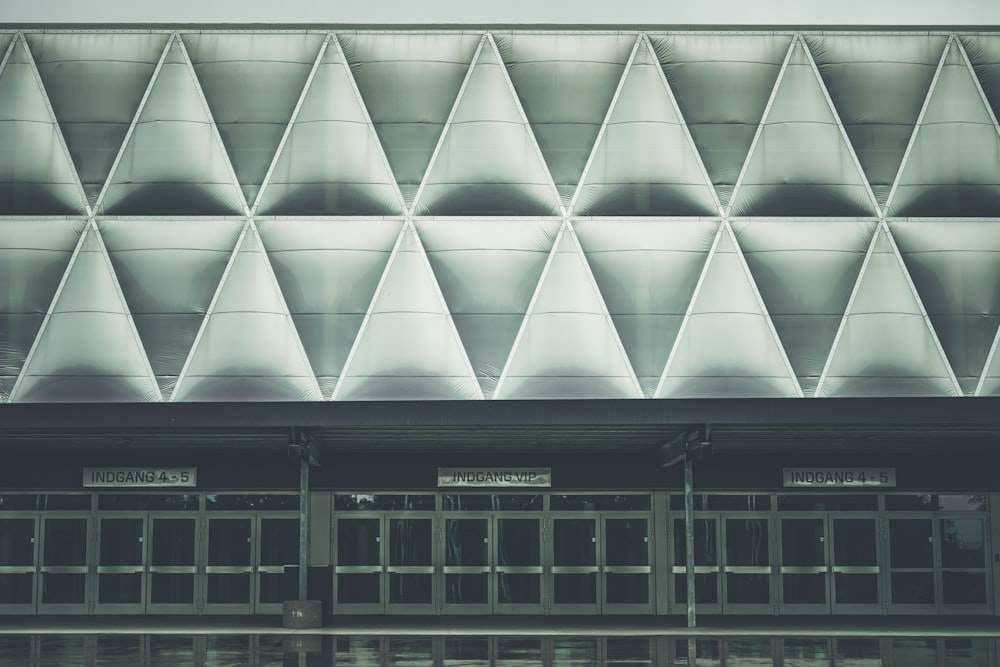 bâtiment gris et noir pendant la journée