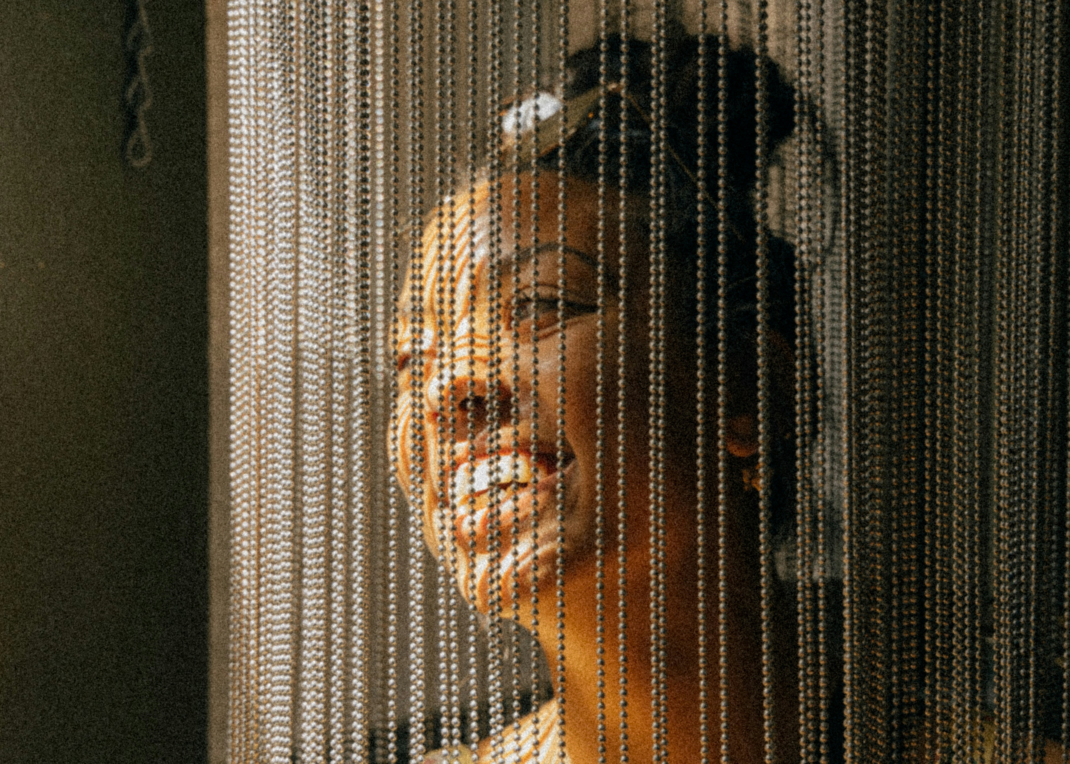 Hombre con camisa abotonada a cuadros en blanco y negro