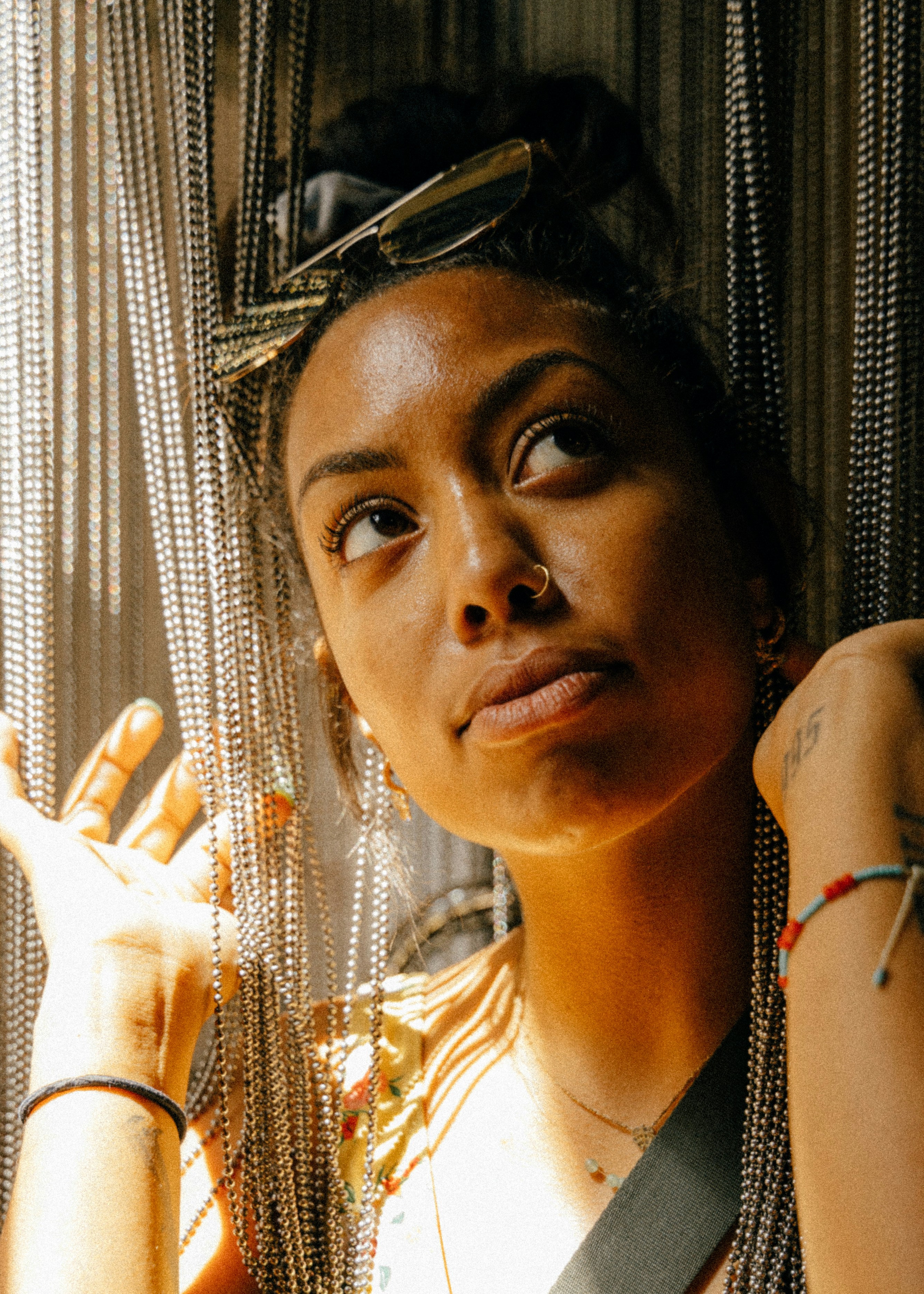 Mujer con camiseta amarilla sin mangas