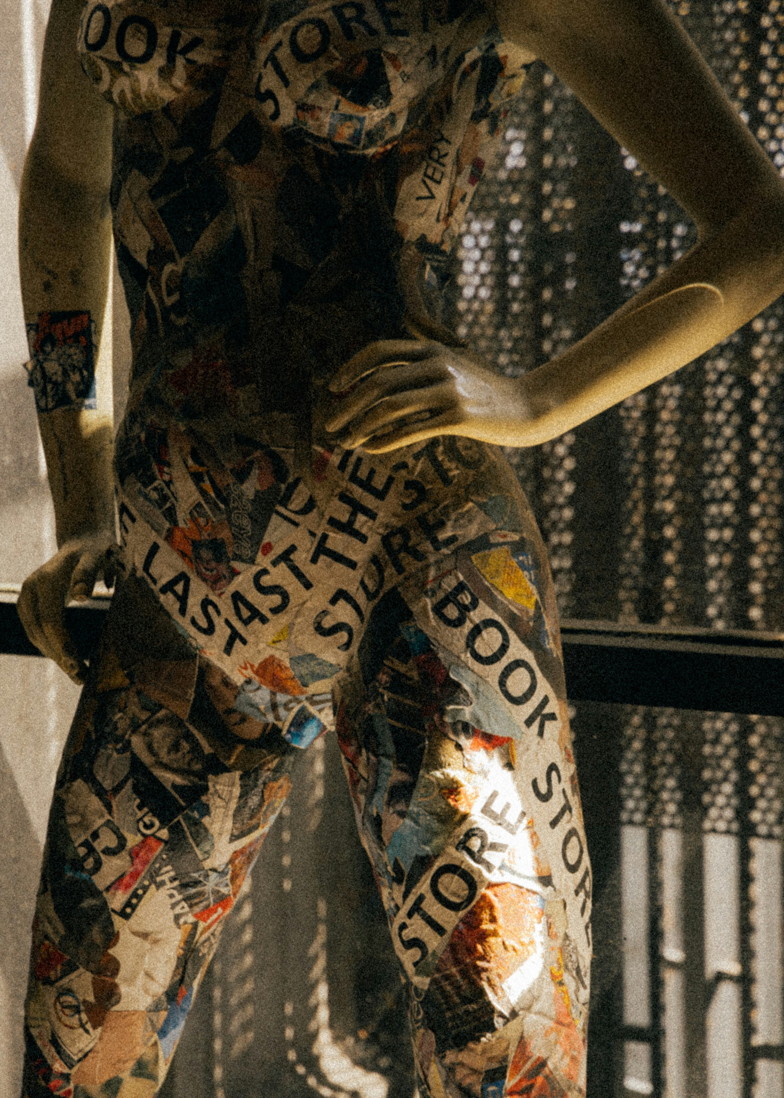 Mujer con vestido floral sin mangas azul y marrón