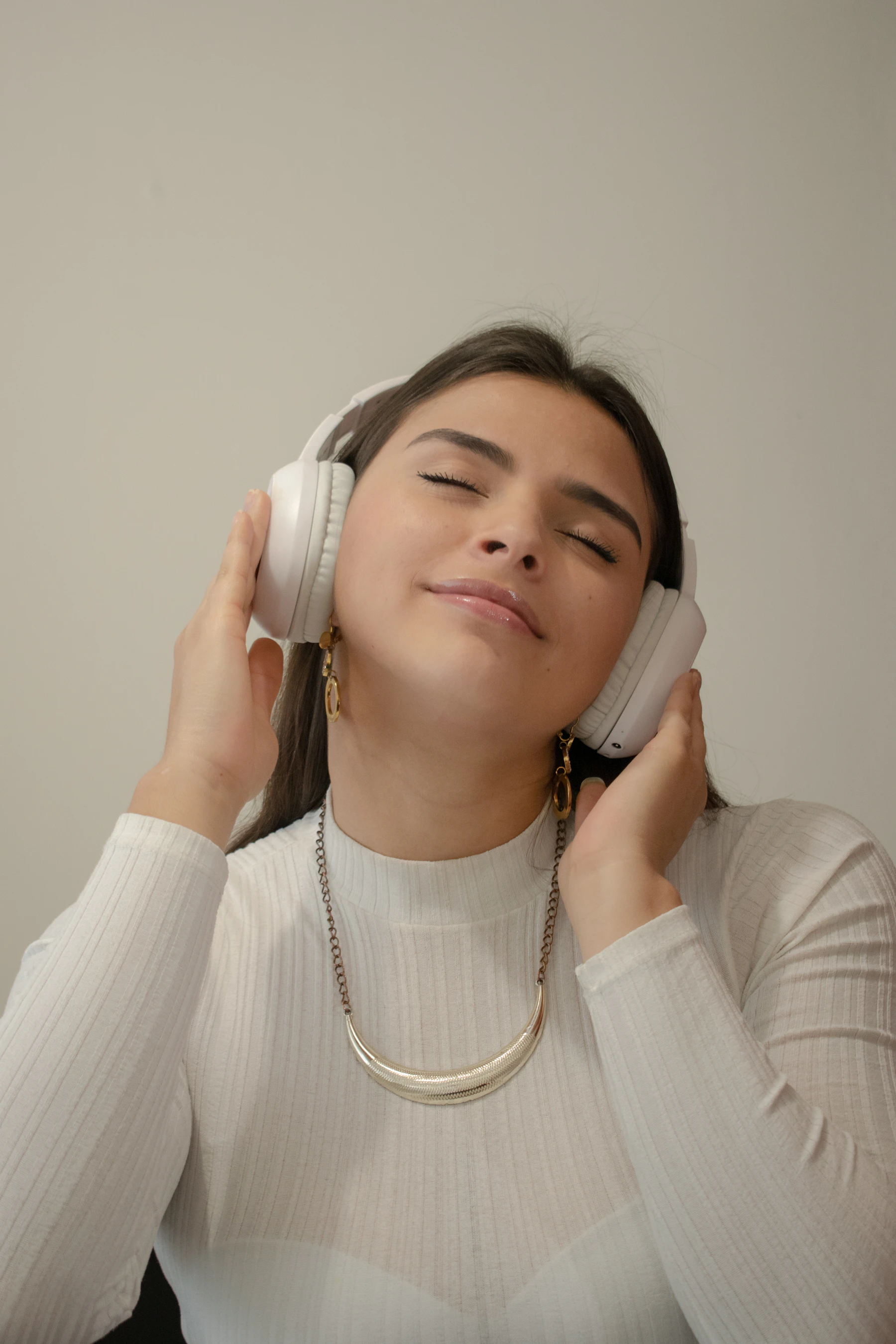 Écouteurs sans fil intra-auriculaires posés sur une table